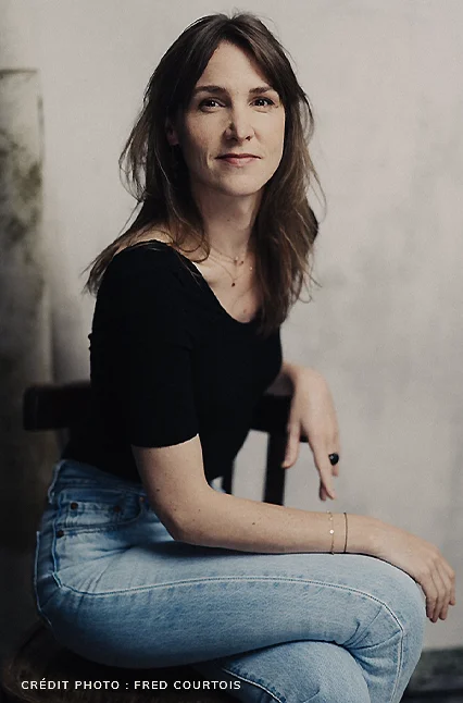 Candice Henin, photographe portraitiste, dans un portrait qui présente son univers sensible et artistique