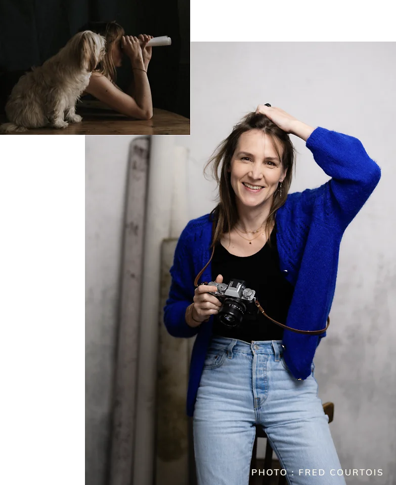 Portraits de Candice Henin, photographe portrait à Paris, souriante avec son appareil photo.