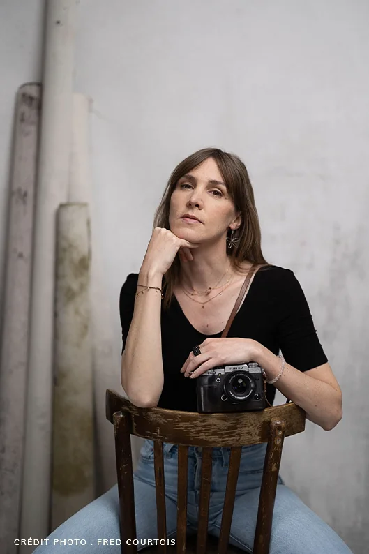 Portrait de Candice Henin assise sur un tabouret en studio, photographiée par Fred Courtois.