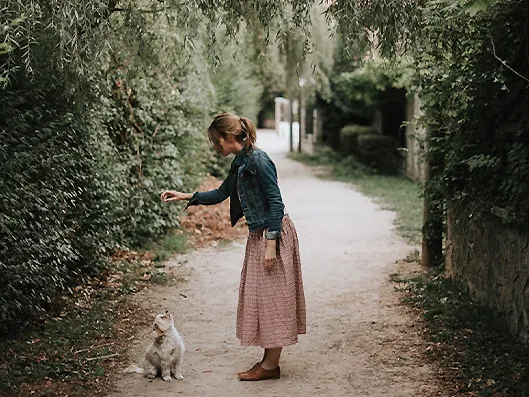 Candice Henin se promène avec sa chienne Plume dans la forêt de Fontainebleau, un lieu de nature qui nourrit son inspiration.