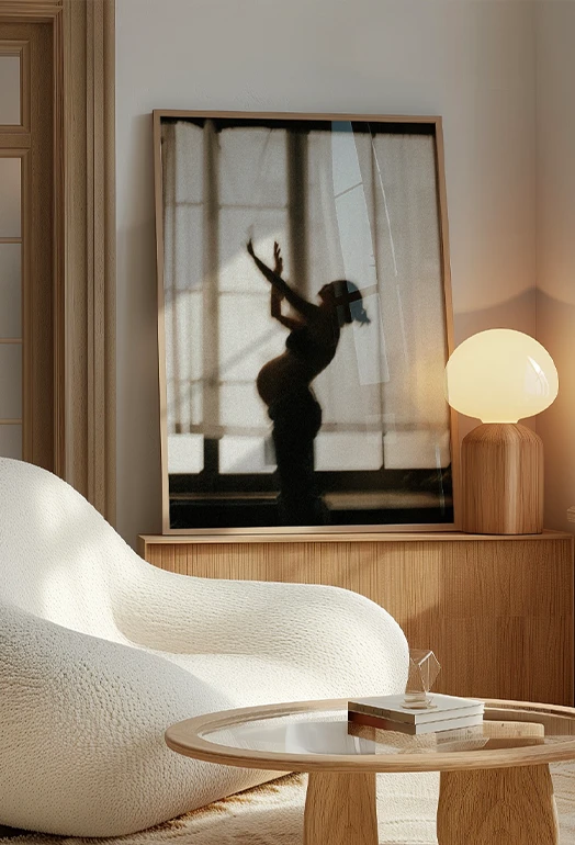 Portrait artistique en studio d’une femme en pull blanc tenant un pétale près de son œil droit, sur un fond noir